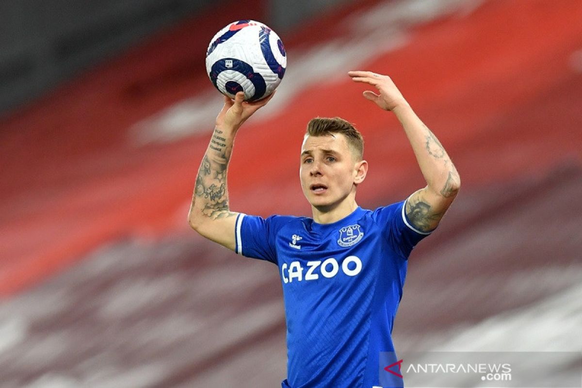 Everton ikat Lucas Digne dengan kontrak hingga 2025