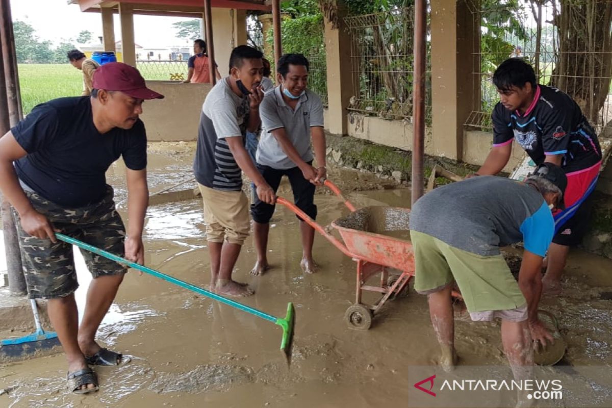 Banjir sudah surut, warga Cikarang Bekasi gotong royong bersihkan lumpur