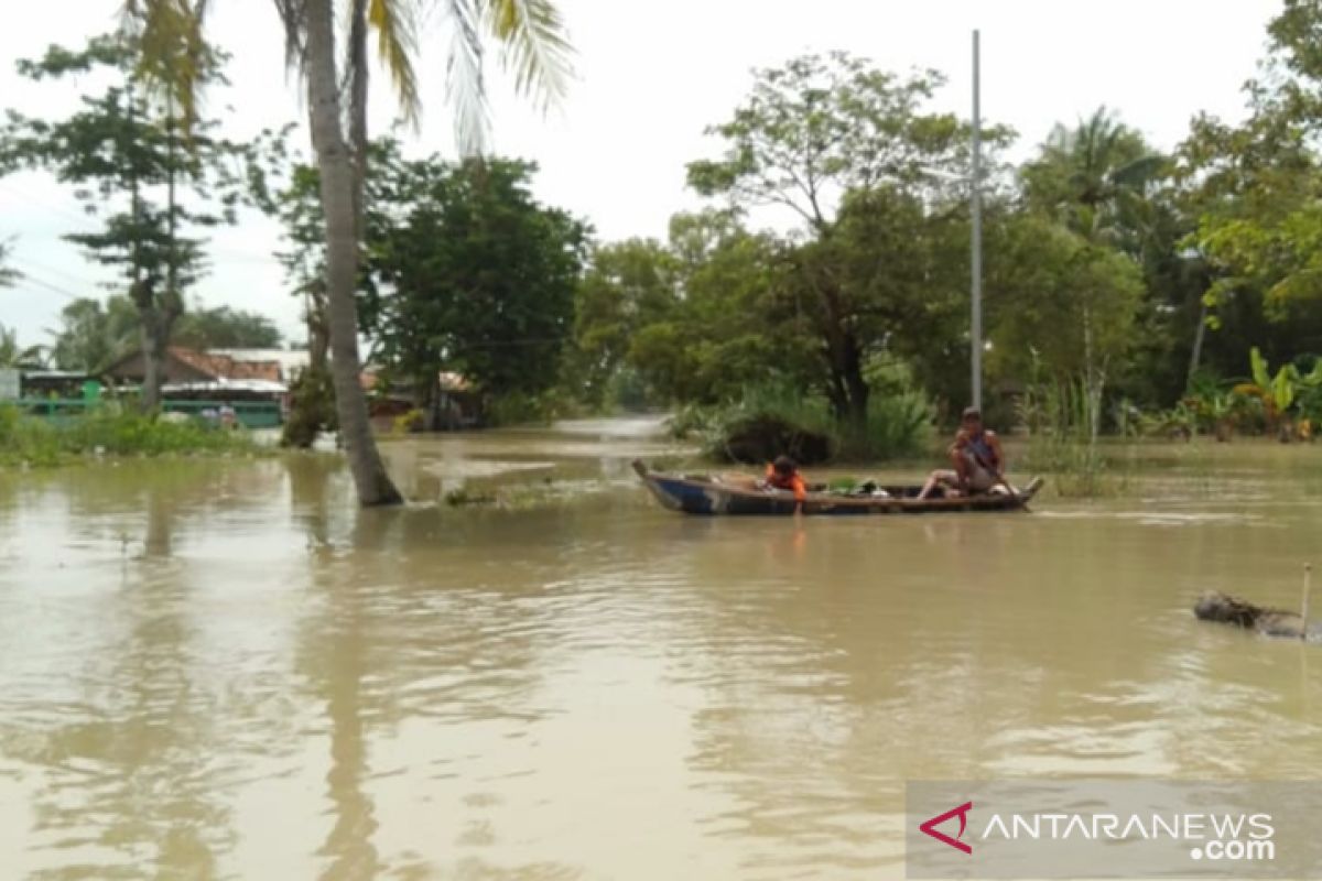 Warga Kecamatan  Muaragembong Bekasi masih dikepung banjir