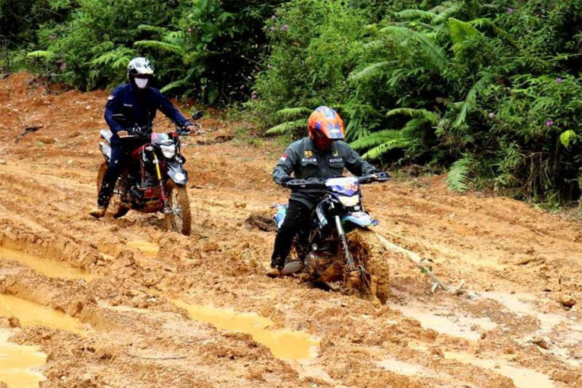 Pemkab Barito Utara tinjau jalan rusak di Kecamatan Teweh Baru