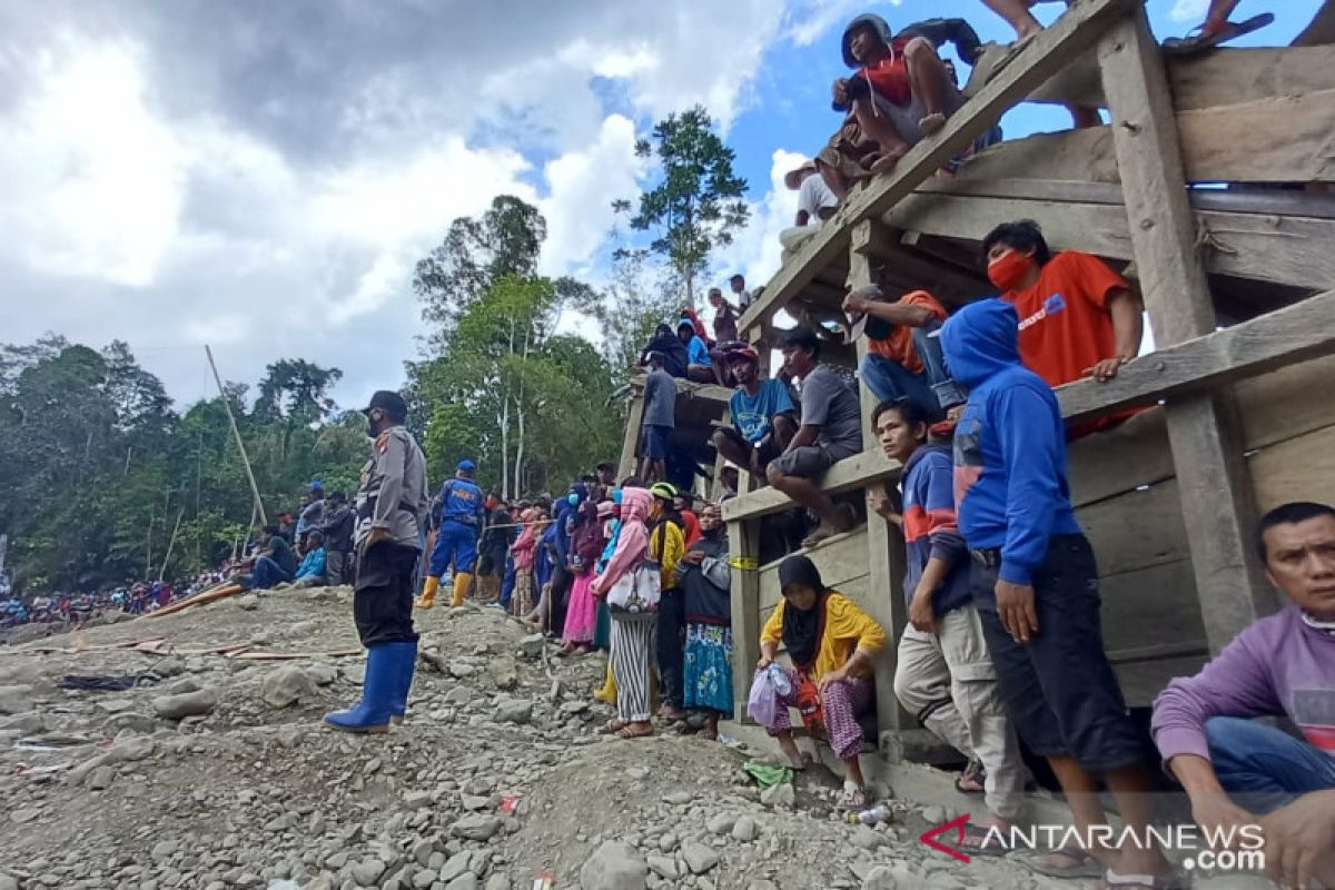 Ribuan warga padati lokasi evakuasi korban timbunan tambang emas ilegal