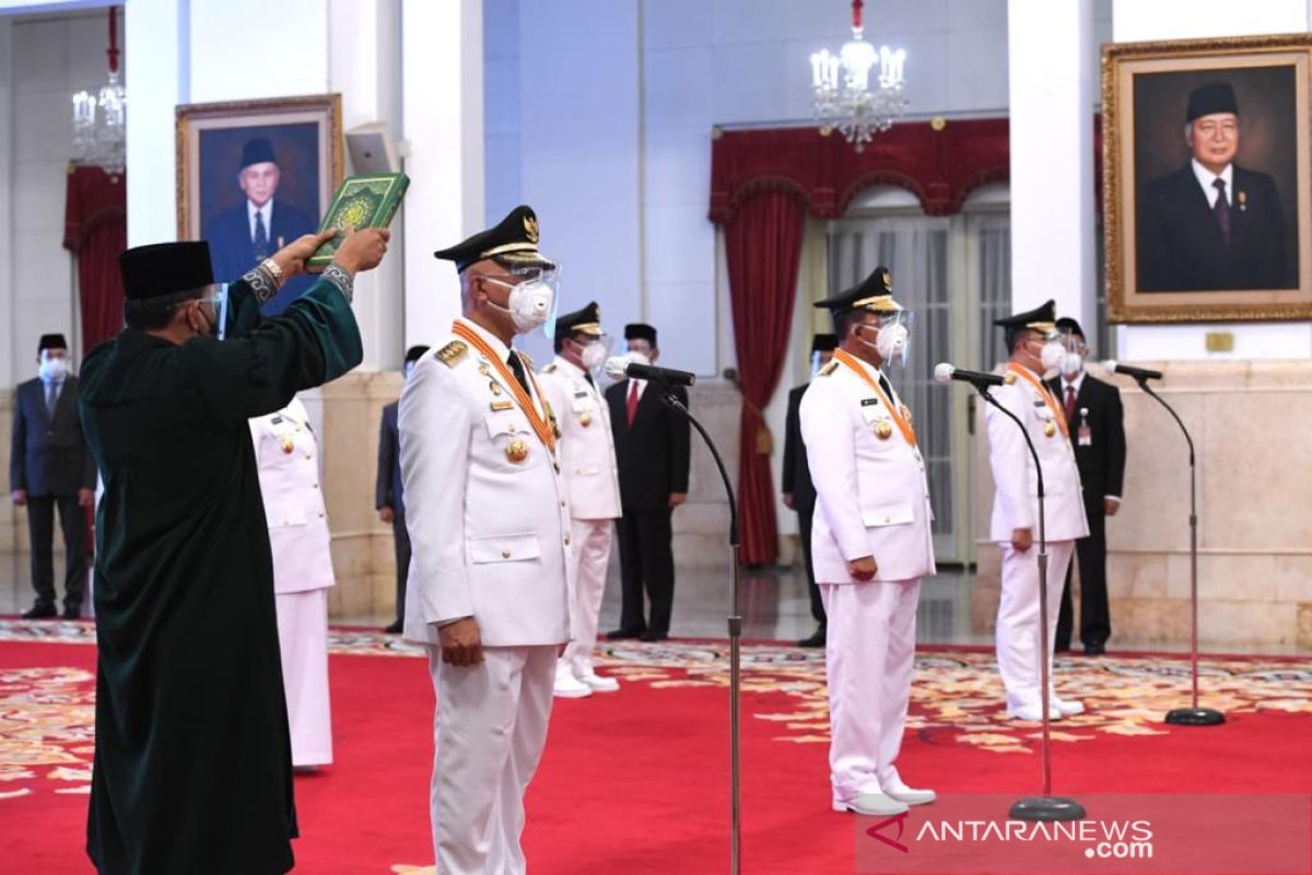 Presiden Joko Widodo melantik Mahyeldi Ansharullah dan Audy Joinaldi sebagai Gubernur dan Wakil Gubernur Sumatera Barat periode 2021-2024