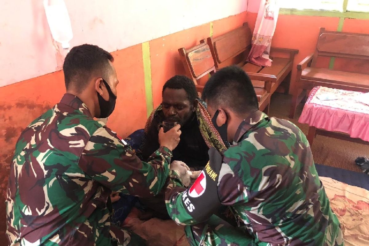 Satgas TNI Yonif 611/Awl obati warga sakit malaria di perbatasan RI-PNG