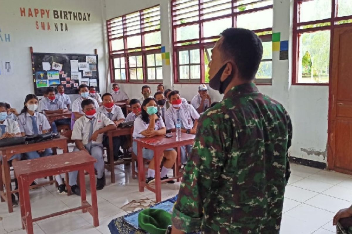 Prajurit TNI sosialisasi vaksin COVID-19 di sekolah