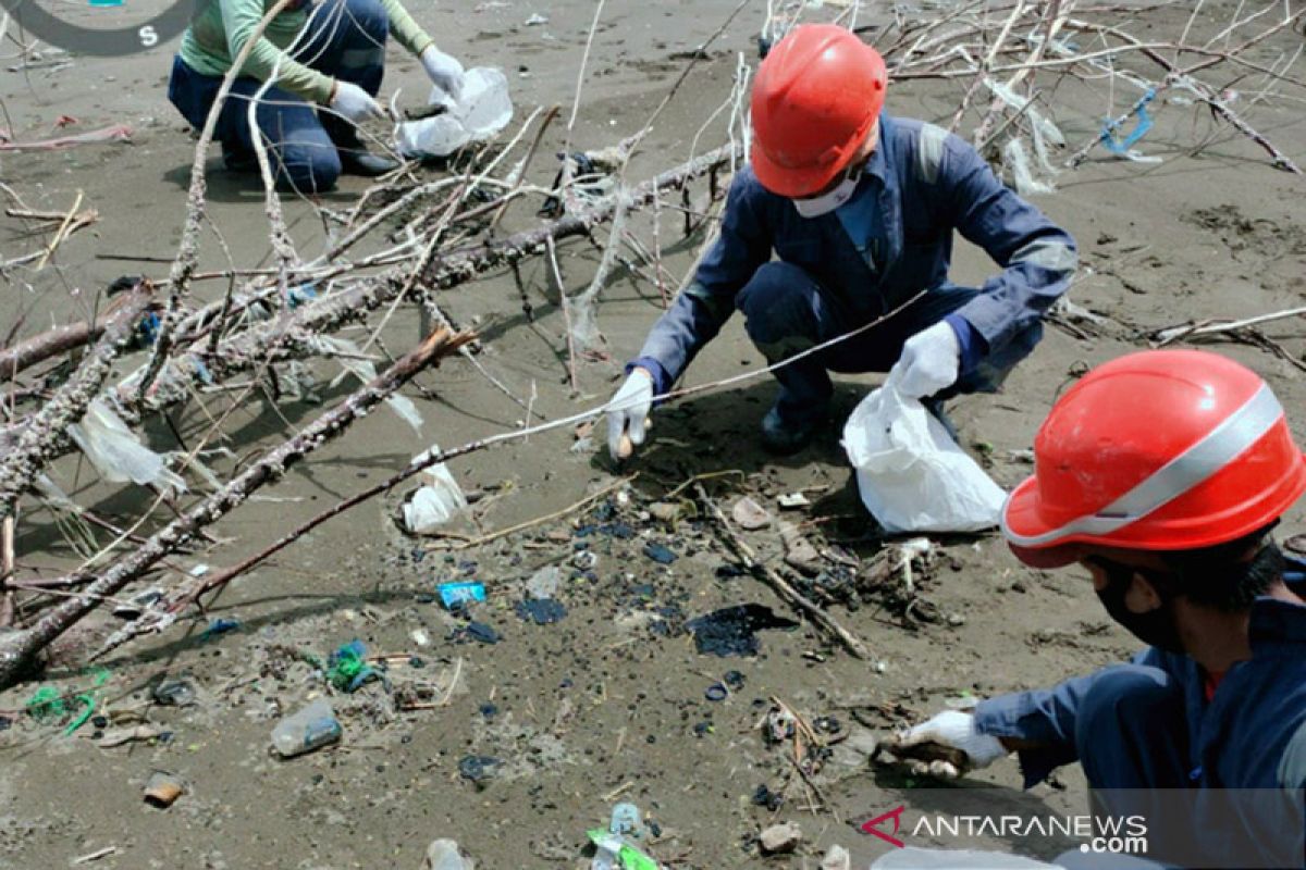 Tumpahan minyak kembali terjadi di perairan Karawang