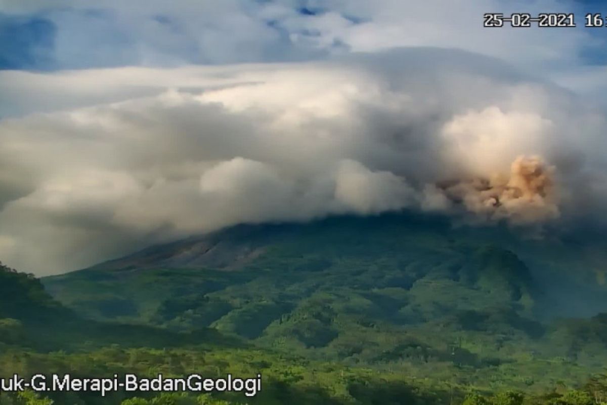 Gunung Merapi dua kali luncurkan awan panas guguran