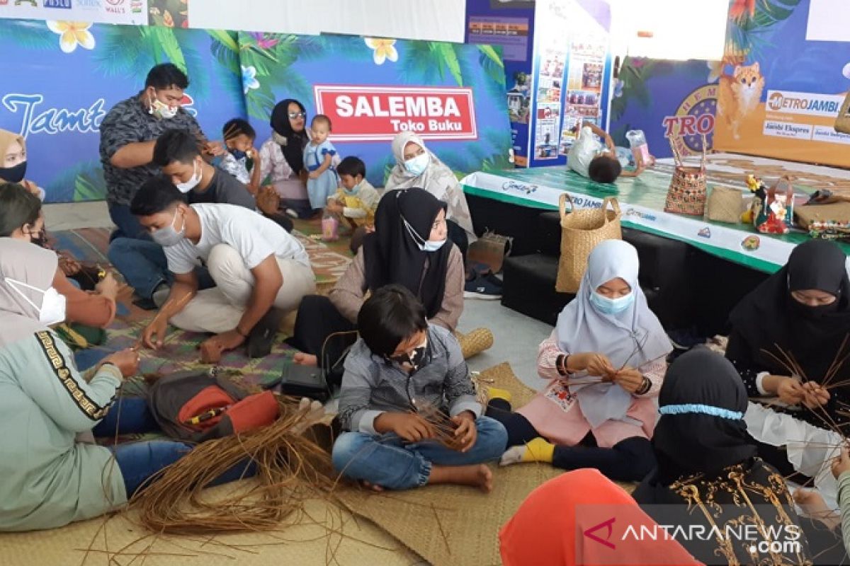 'Gonau' kembangkan kerajinan anyaman Jambi