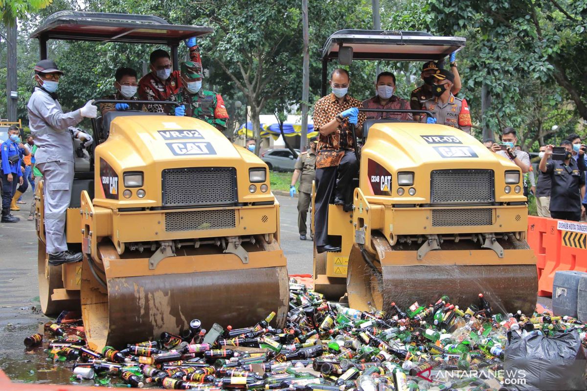 Satpol PP Kota  Tangerang musnahkan 3.140 botol miras hasil razia 2020