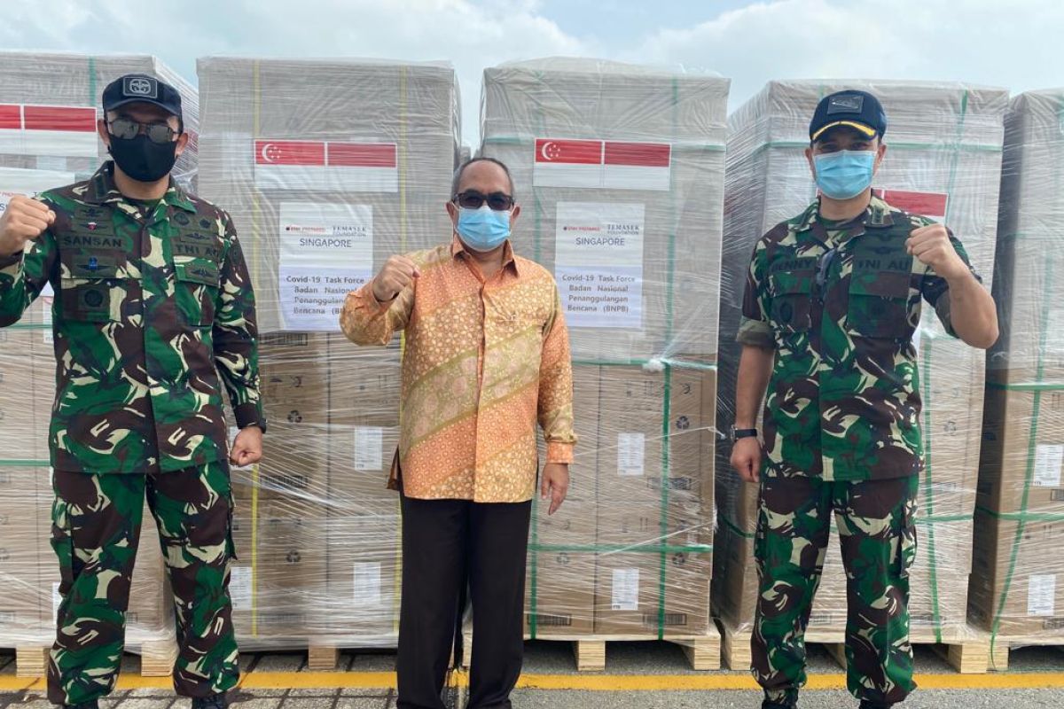 KRI Semarang angkut 11,6 juta masker dari Singapura untuk Indonesia