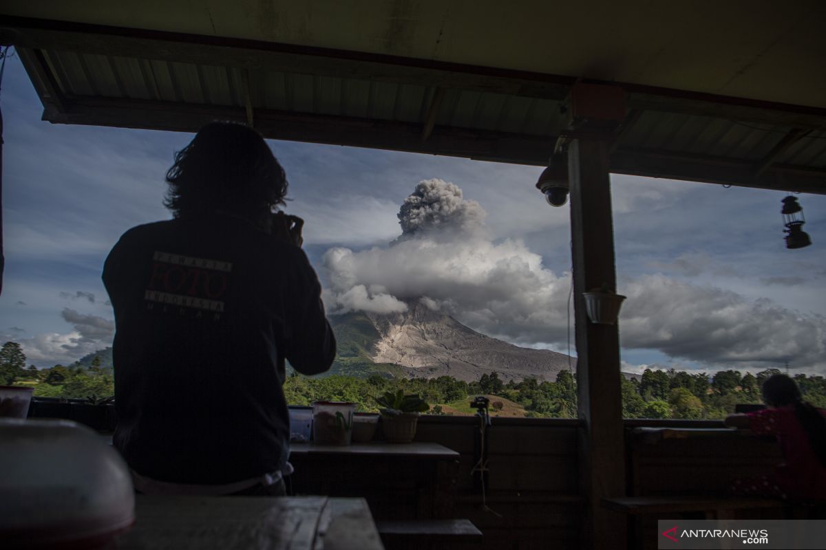 Gunung Sinabung erupsi semburkan abu vulkanik 2.000 meter