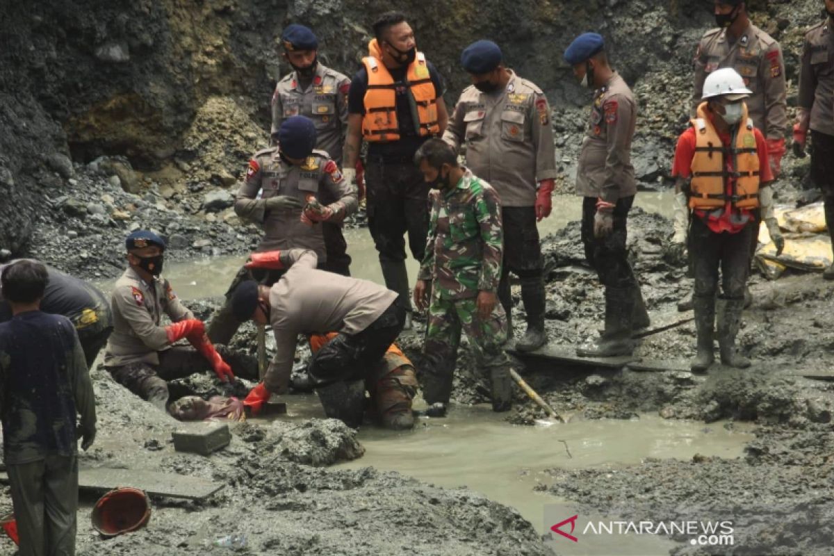 SAR upayakan proses evakuasi korban masih tertimbun longsor di Parimo