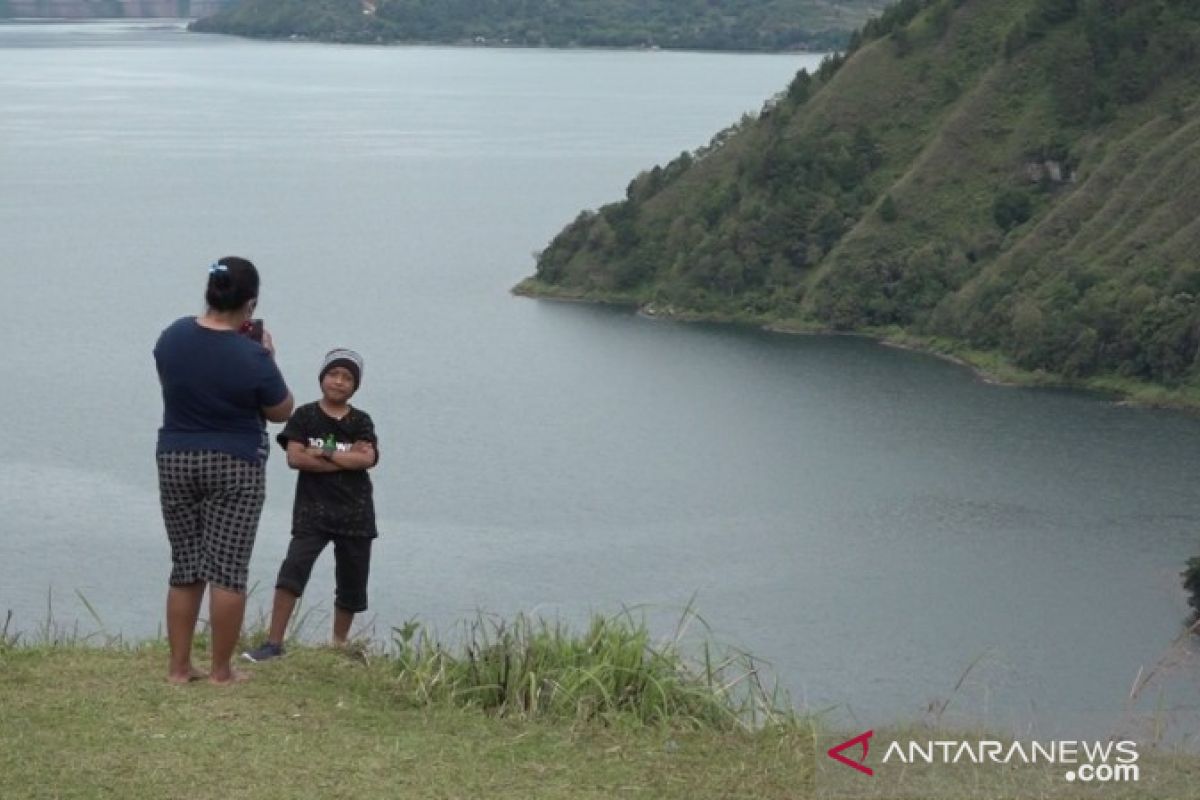 Bukit Singgolom sajikan panorama eksotik Danau Toba