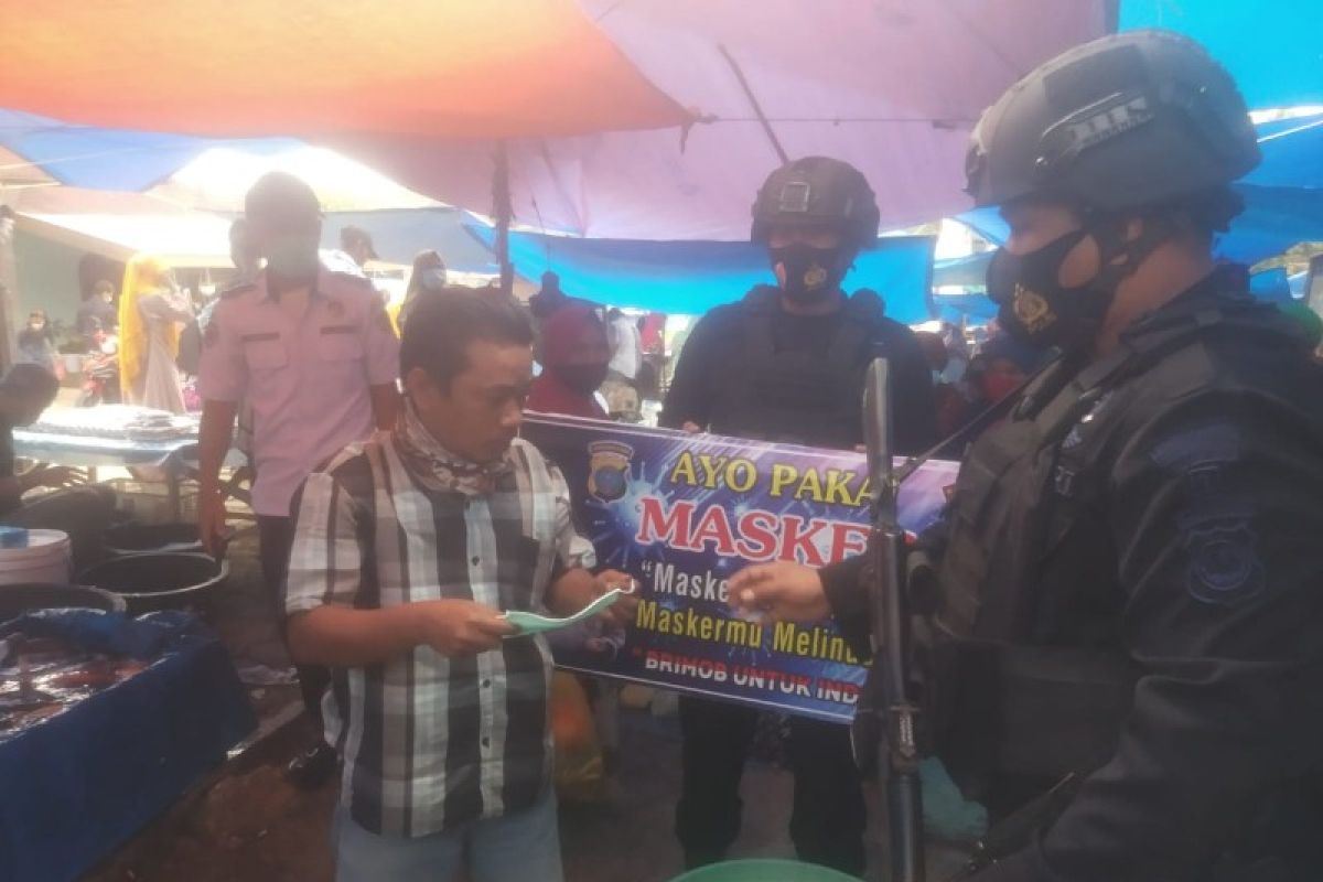 Brimob Polda Sumut tingkatkan edukasi masyarakat tentang penerapan prokes