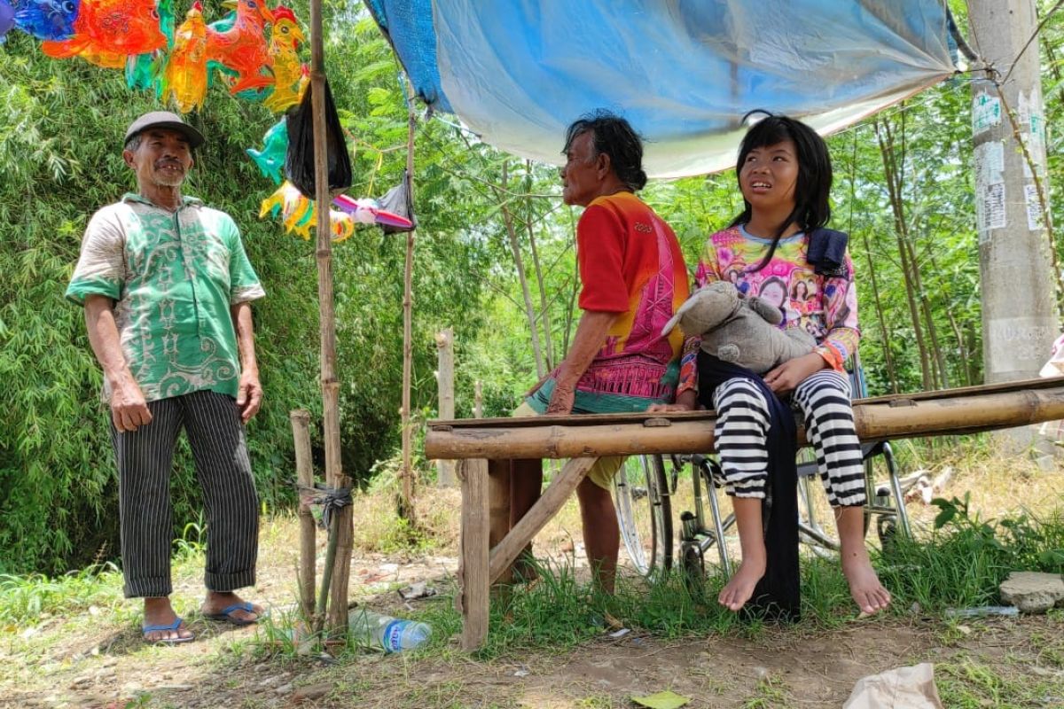 Sepasang kakek nenek di Kediri hidupi cucu lumpuh dari jualan balon