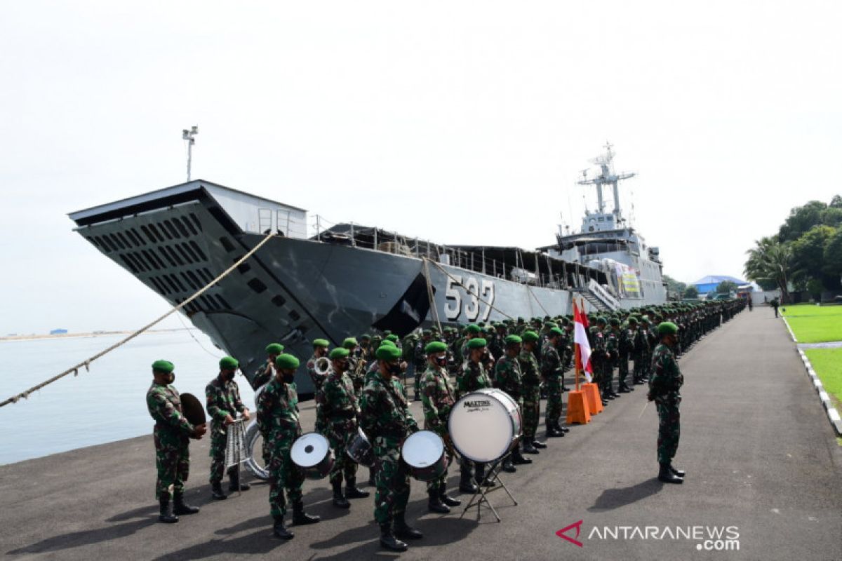 KRI Teluk Manado memberangkatkan pasukan Pengamanan Perbatasan RI-Timor Leste