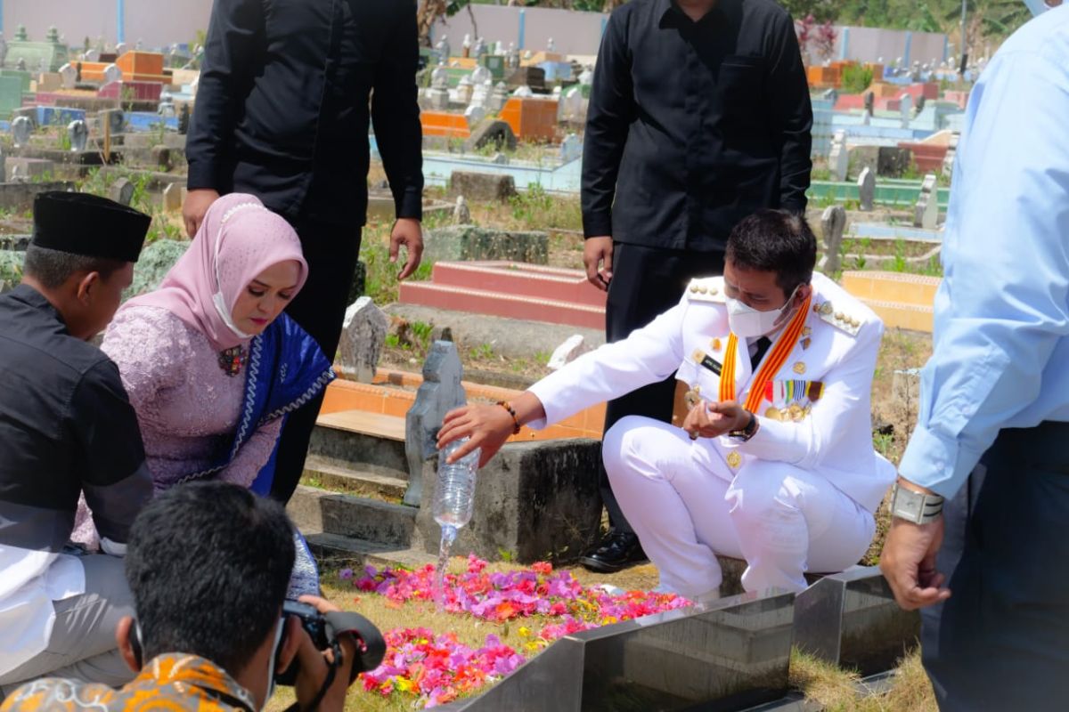 Bupati Bintan  diinfokan ditangkap padahal sedang ziarah makam ibunya