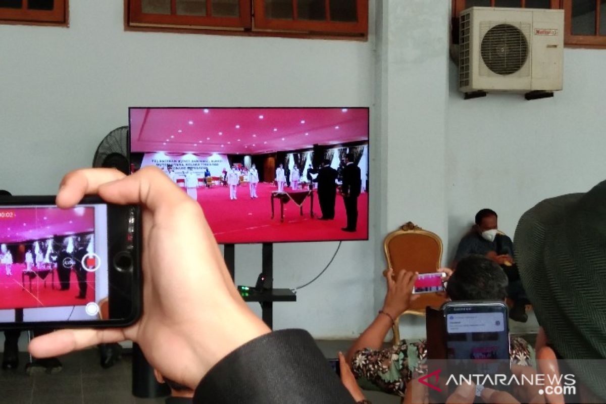 Gubernur Sulawesi Tenggara lantik tiga bupati terpilih terapkan prokes ketat