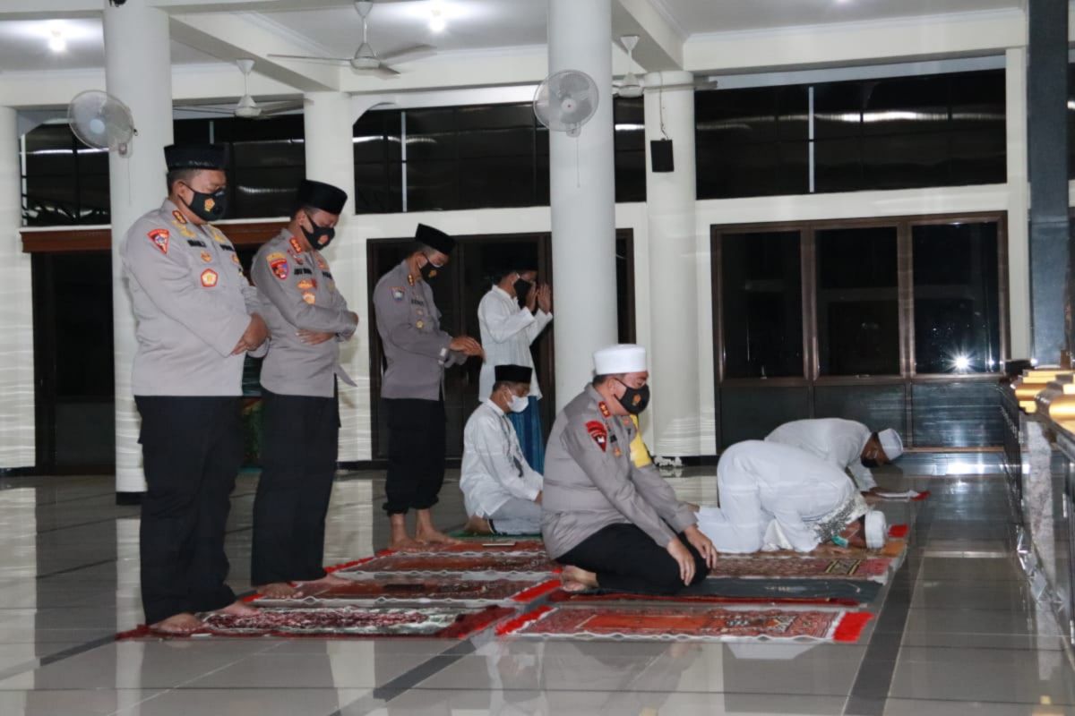 Kapolda NTB-Kakanwil Kemenag NTB salat subuh berjamaah di Masjid Al-Achwan Griya Pagutan Indah