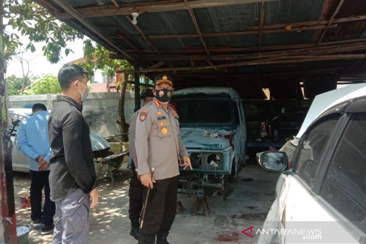 Istri disekap, anak buah bacok bos bengkel mobil