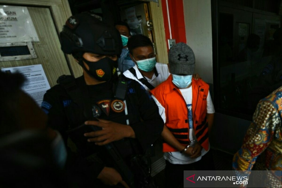 Dengan tangan terborgol, Wabup Ogan Komering Ulu gunakan baju tahanan ke lokasi pelantikan