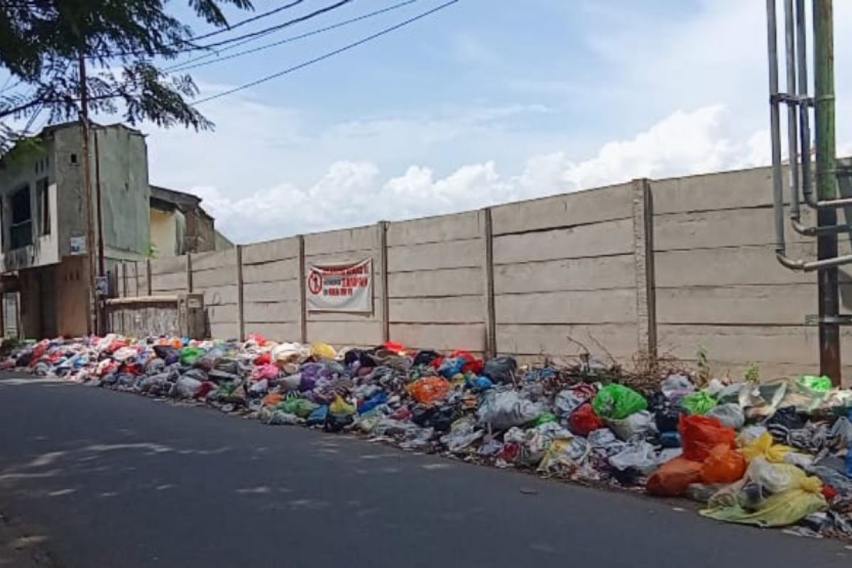 Tumpukan sampah penuhi Jalan Aneka I Dasan Agung Mataram