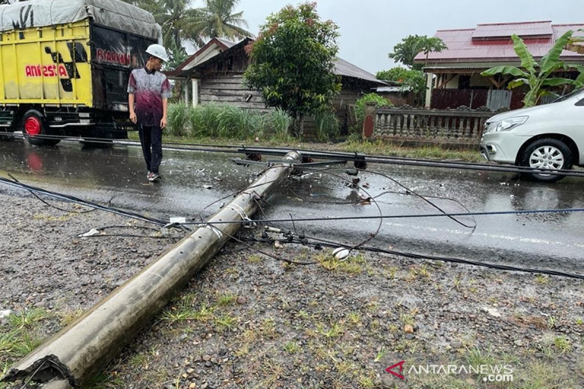 Hujan badai di Bengkulu, listrik di 15 titik dipadamkan