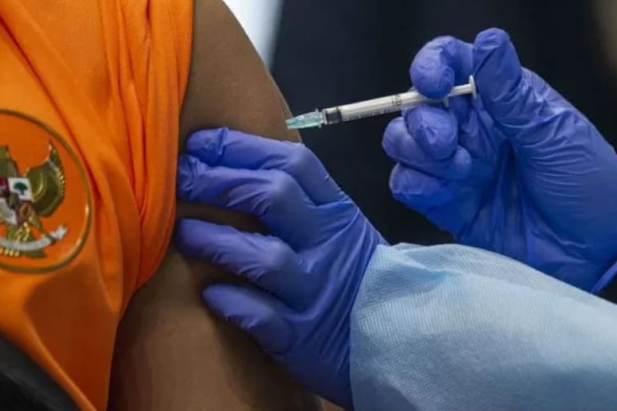 Vaksinasi COVID-19 tahap kedua ditargetkan tuntas Juni