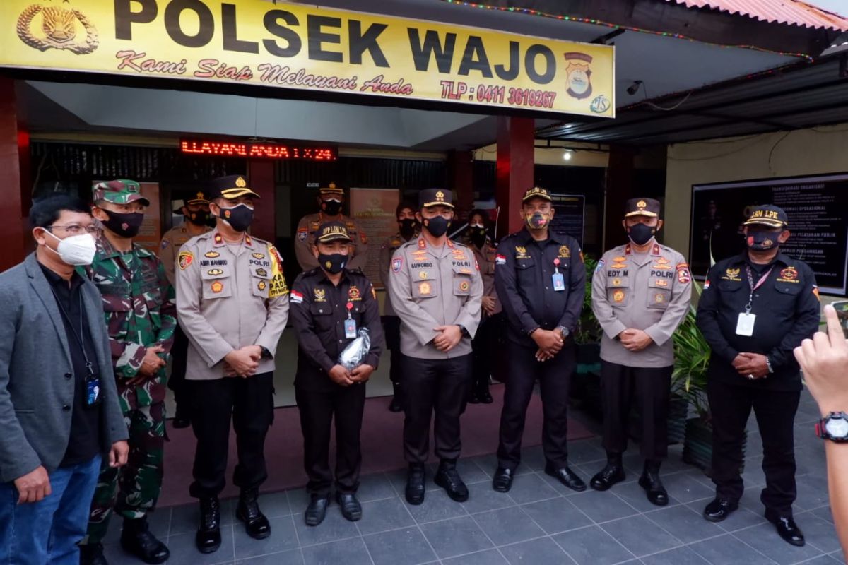 Tegas ke pelanggar prokes, Polri beri penghargaan Satpam BRI Makassar