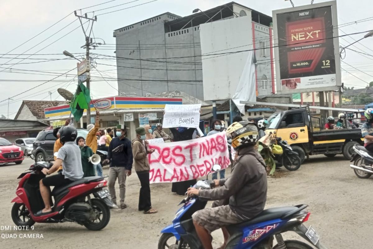 Mahasiswa desak Dishub tindak truk pengangkut pasir lebihi tonase