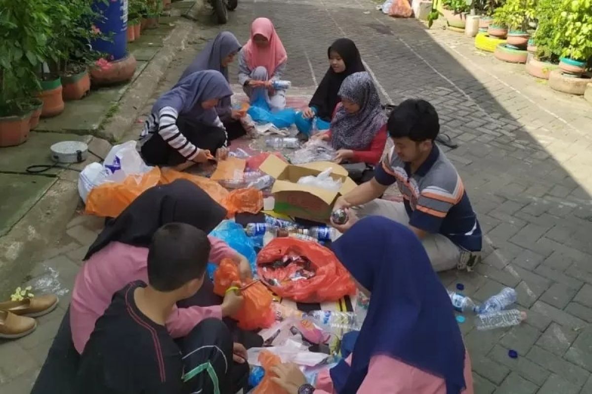 4.200 pengurus bank sampah belajar pengelolaan sampah KLHK