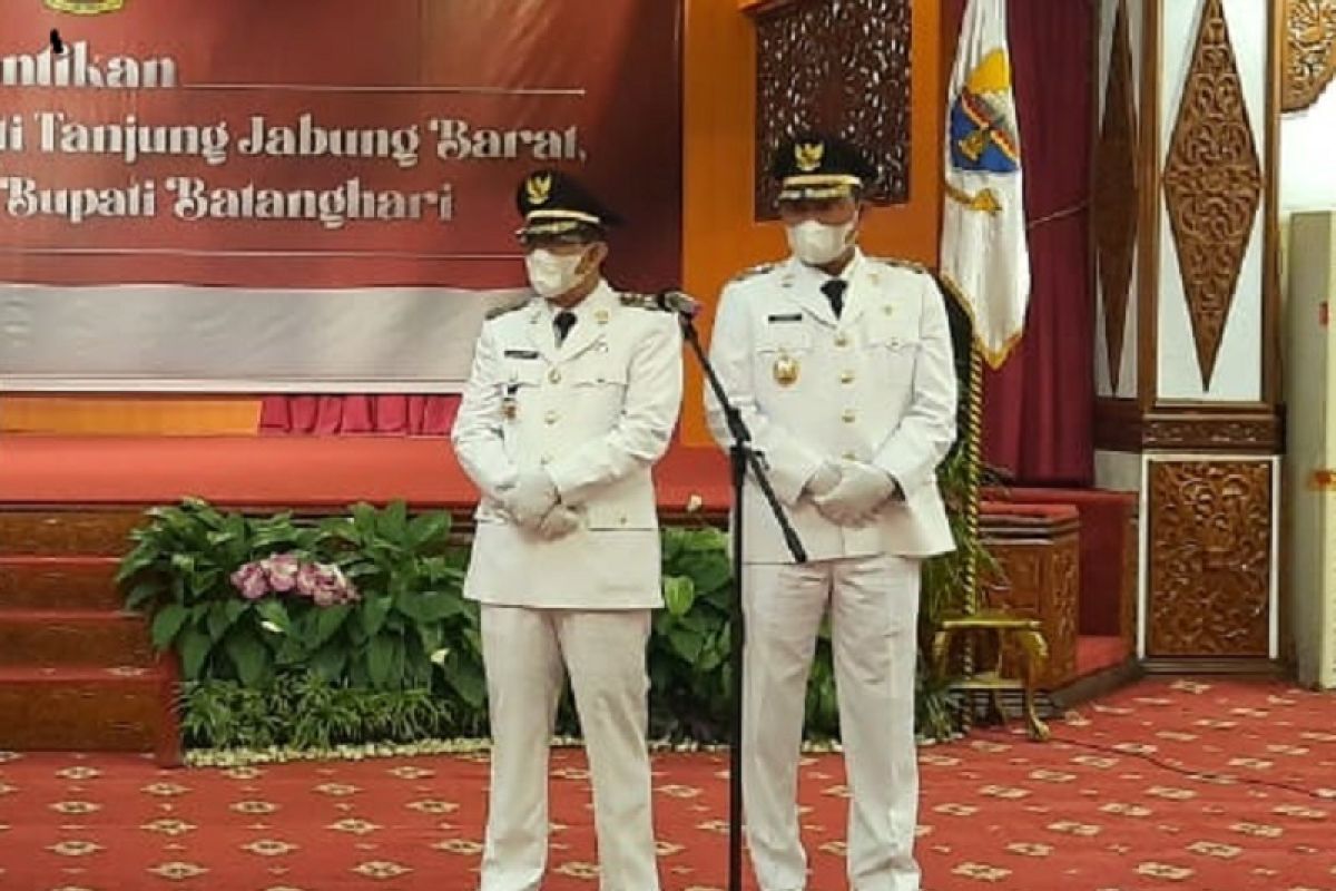 Anwar Sadat-Hairan resmi mengenakan emblem Bupati dan Wakil Bupati Tanjabbar 2021-2024