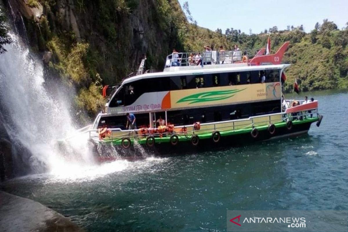 Kapal wisata Parapat siap antar pengunjung  keliling Danau Toba