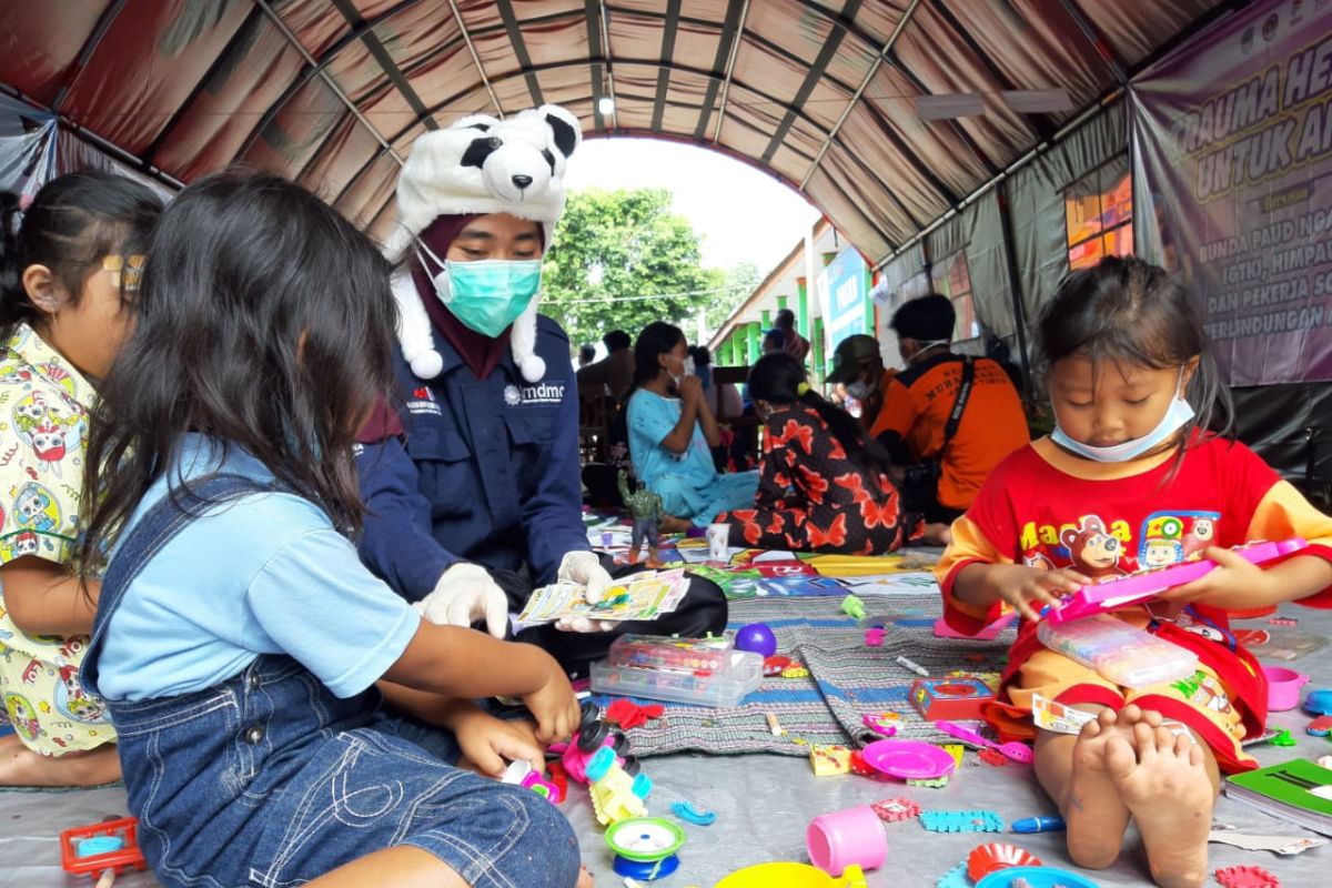 Maharesigana UMM tangani psikososial pengungsi banjir dan longsor di Nganjuk