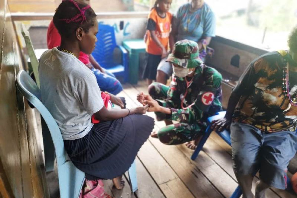 Soldiers offer mobile health service to Papuans in Tembagapura