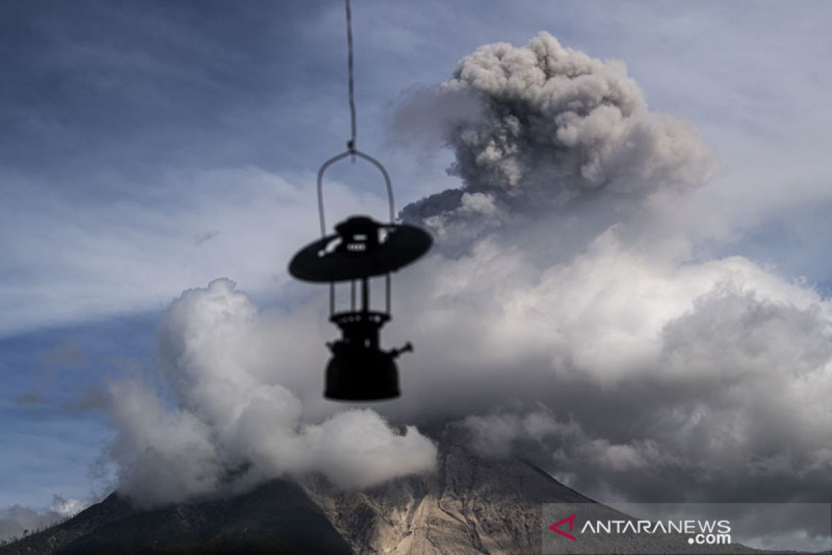 Guguran abu Gunung Sinabung teramati dengan jarak luncuran 1.000 meter