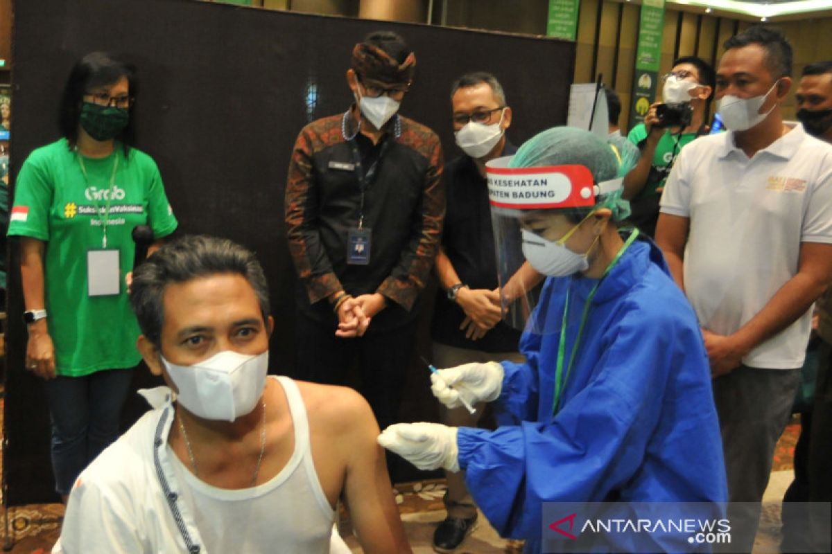 Menparekraf pastikan kesiapan vaksinasi untuk pelaku parekraf di Bali
