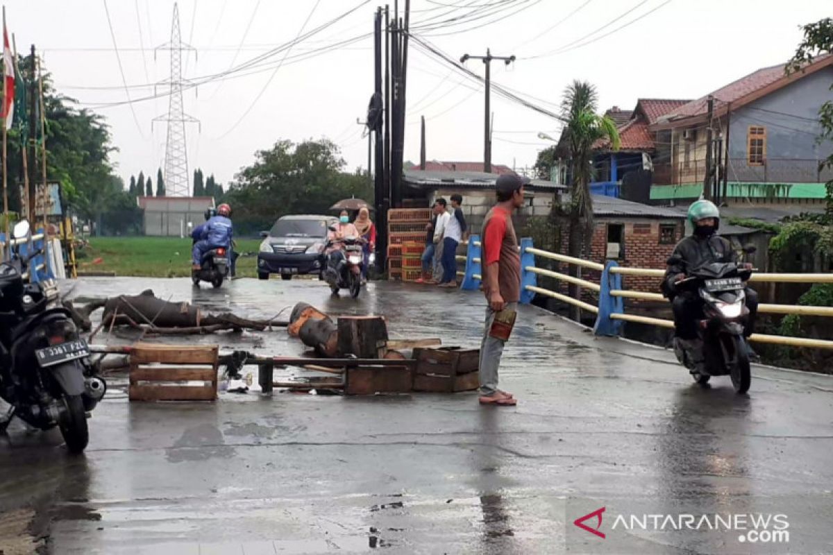 Jembatan penghubung kecamatan Tambun - Bekasi nyaris putus