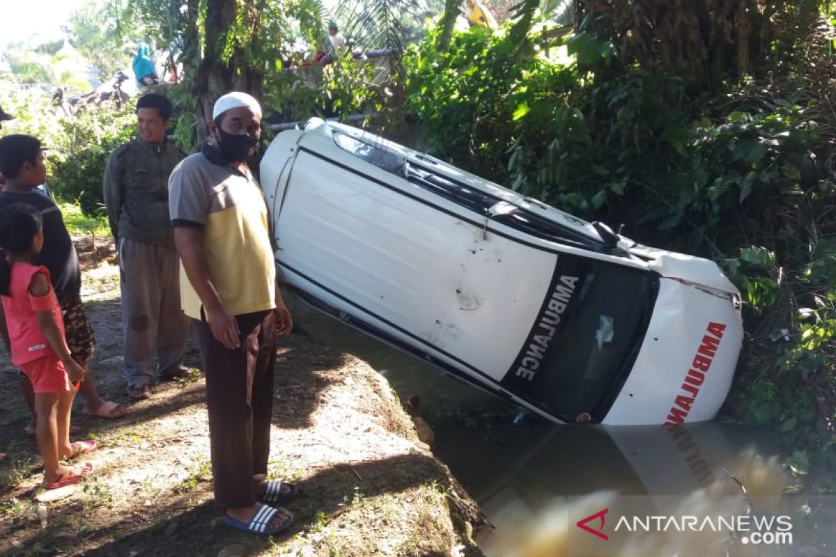 Satu mobil ambulans jatuh ke sungai di Mukomuko