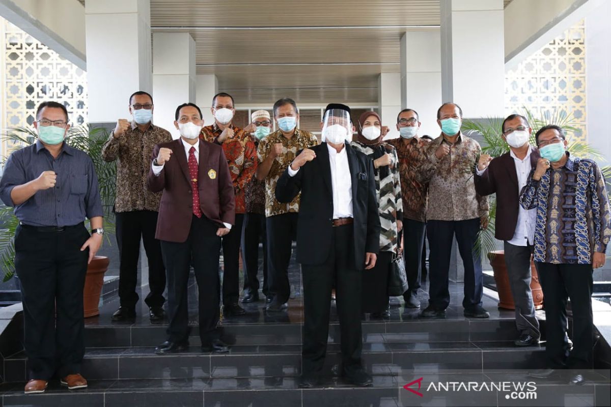 Buka forum rektor, Gubernur WH ajak rektor di Banten divaksin