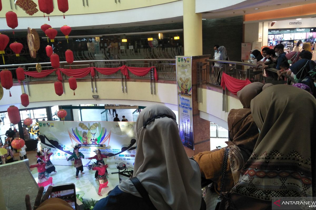 Warga Pekanbaru antusias saksikan penampilan kesenian Minangkabau khas Pariaman