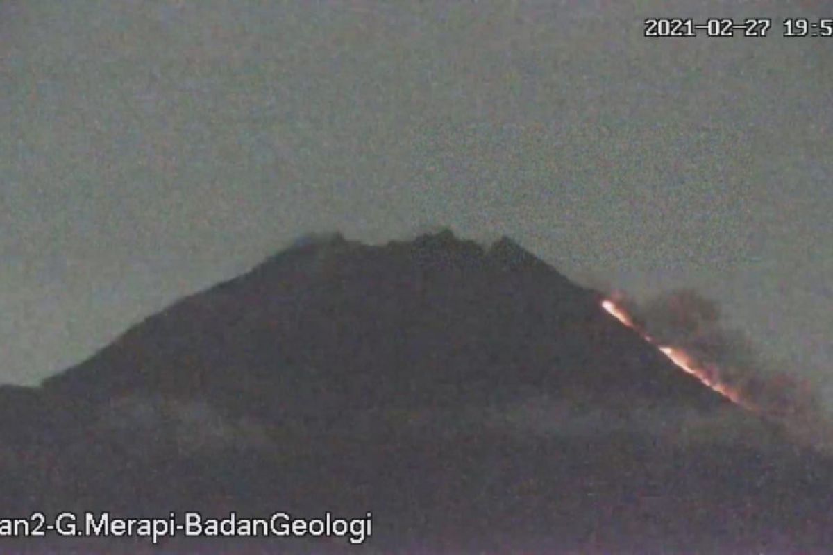 Gunung Merapi luncurkan awan panas sejauh 1.000 meter