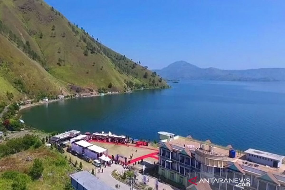 Menikmati dari dekat keindahan Danau Toba di Kabupaten Dairi