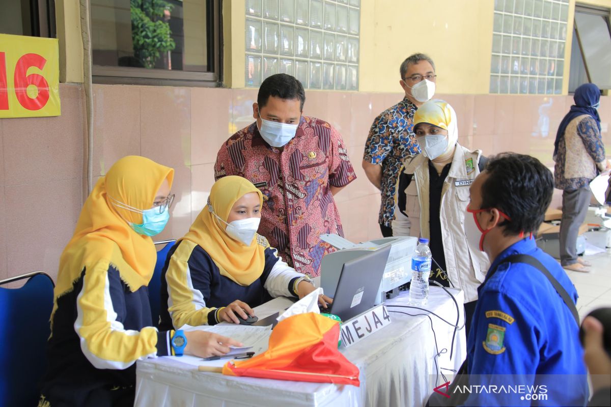Vaksinasi COVID-19 sasar 2.100 pedagang di pasar Kota Tangerang