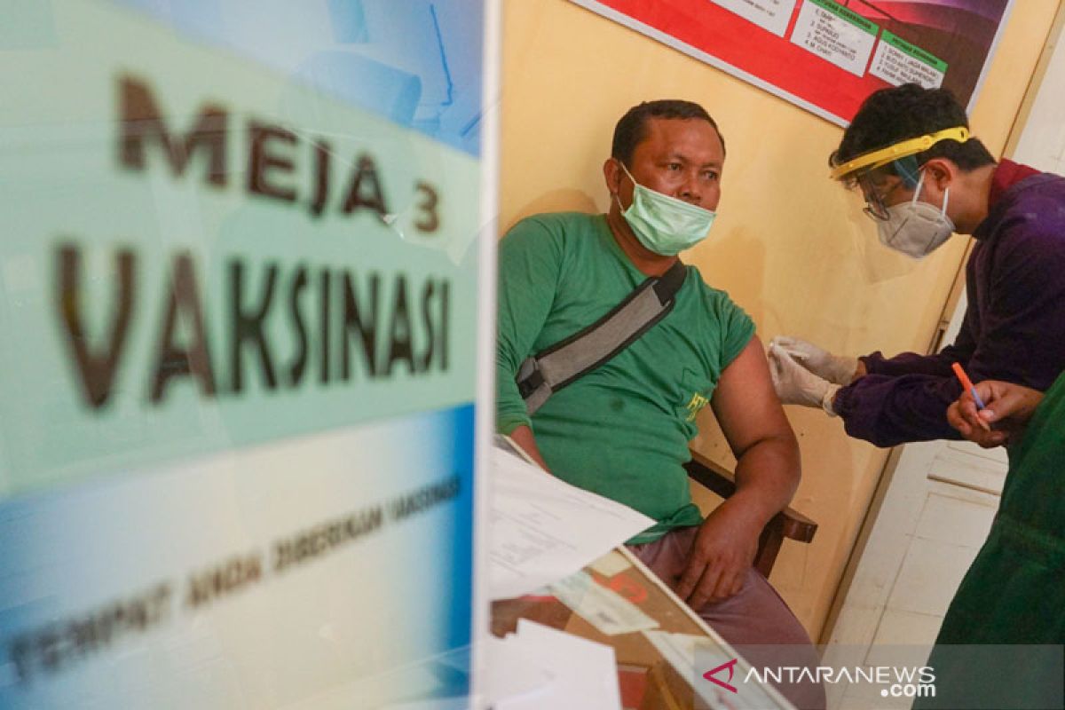Sebanyak 1,6 juta penduduk Indonesia telah divaksinasi COVID-19