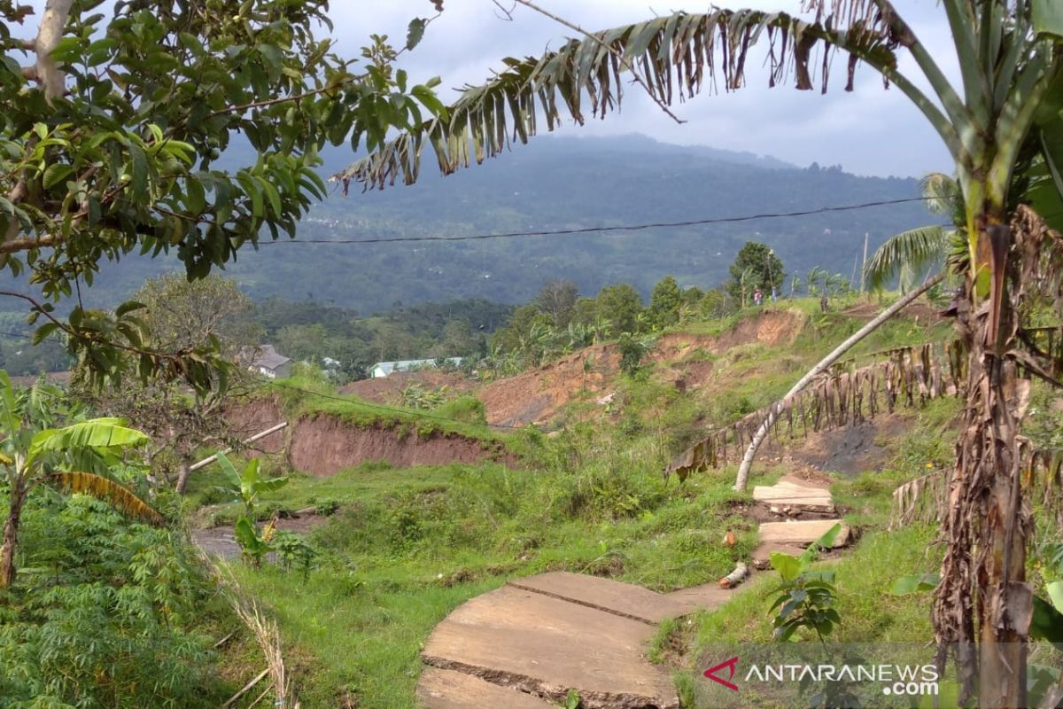 Pemkab segera relokasi 800 KK terdampak pergerakan tanah