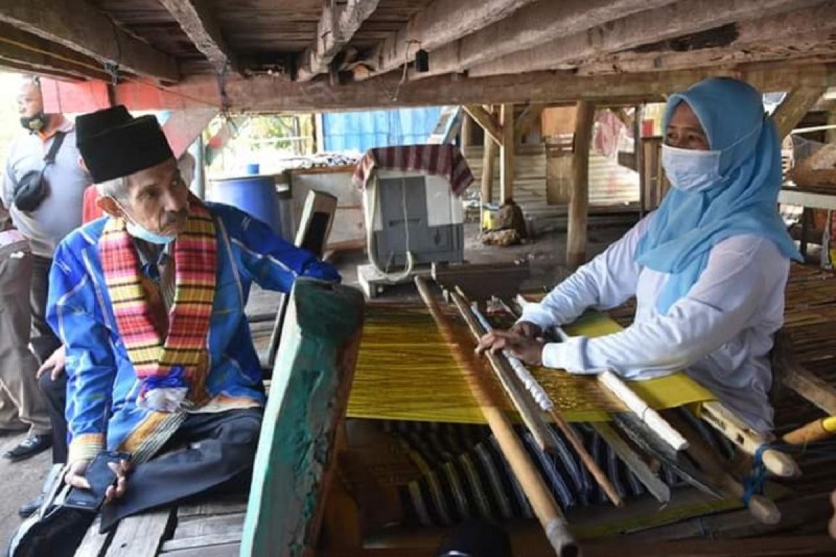 Wali Kota Baubau sebut Pemkot telah memberikan bantuan untuk pengrajin tenun
