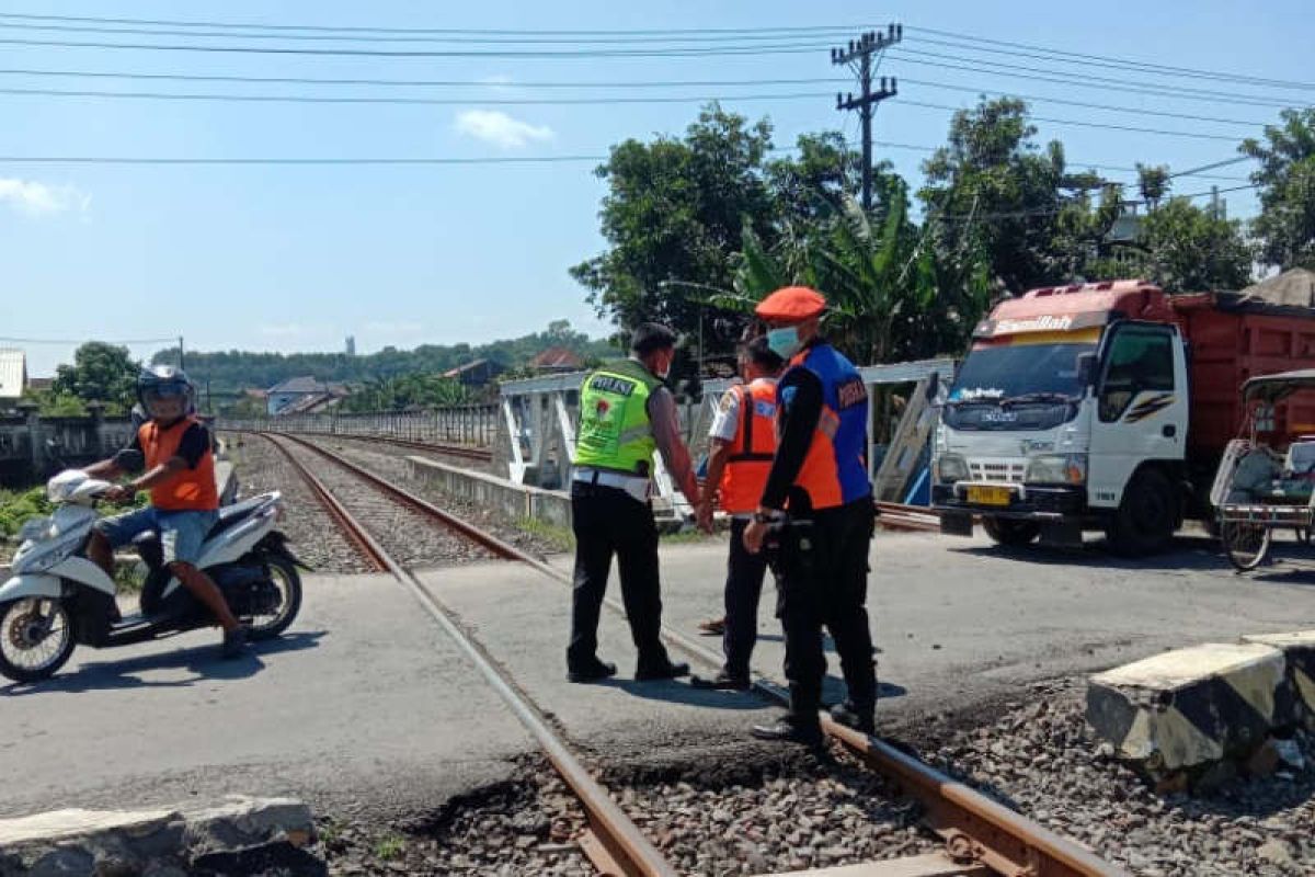 KA tabrak pesepeda di perlintasan di Kendal