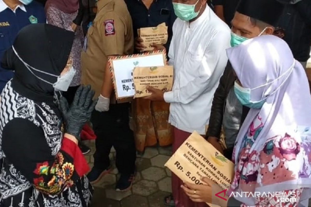 Kegiatan belajar di pesantren tertimpa longsor dihentikan