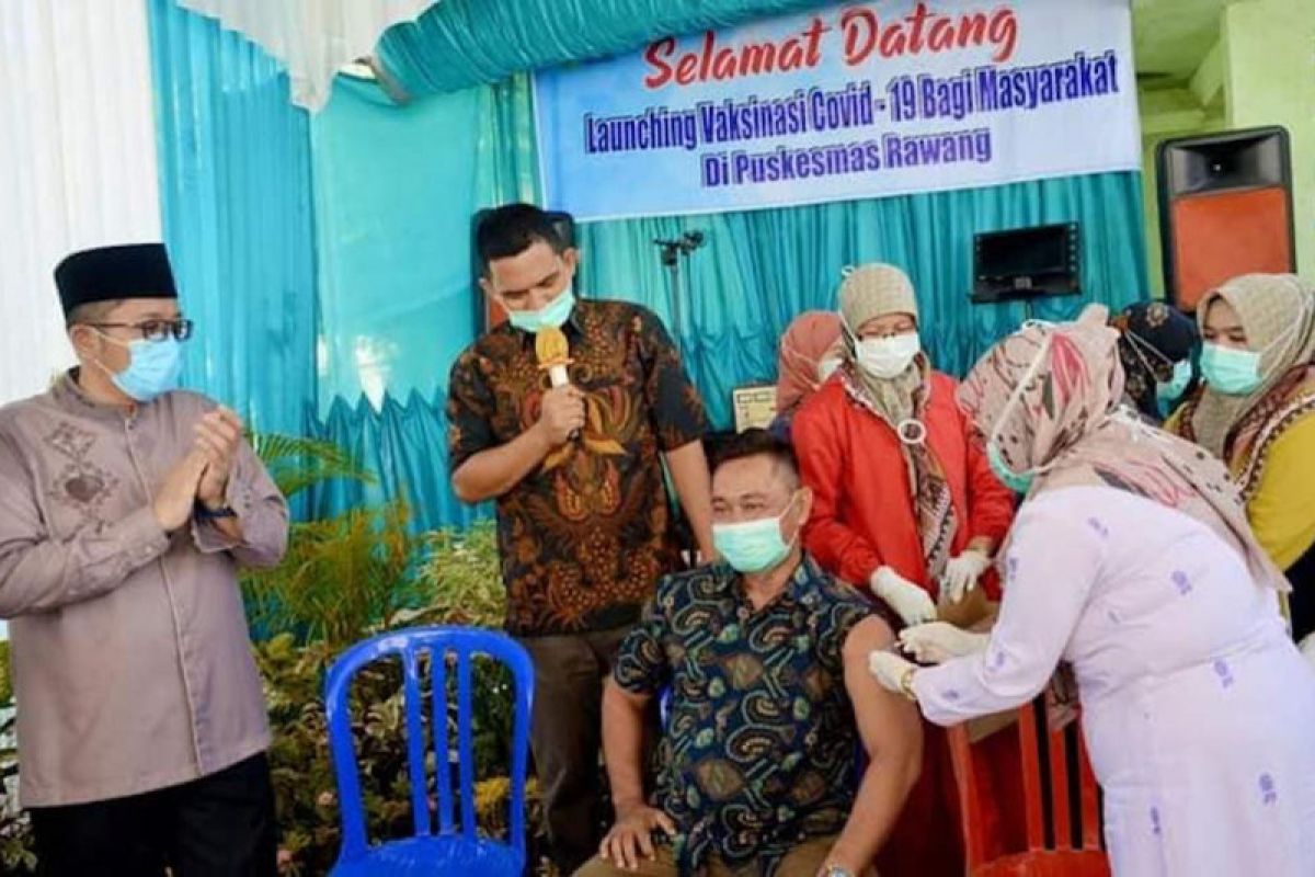 Lansia dan aparatur pelayan publik mulai divaksin di Padang