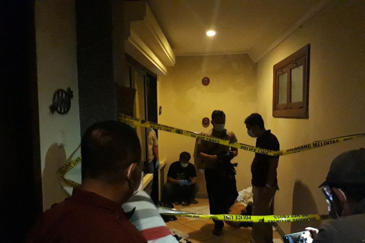 Seorang perempuan ditemukan tewas berlumuran darah dalam kamar hotel